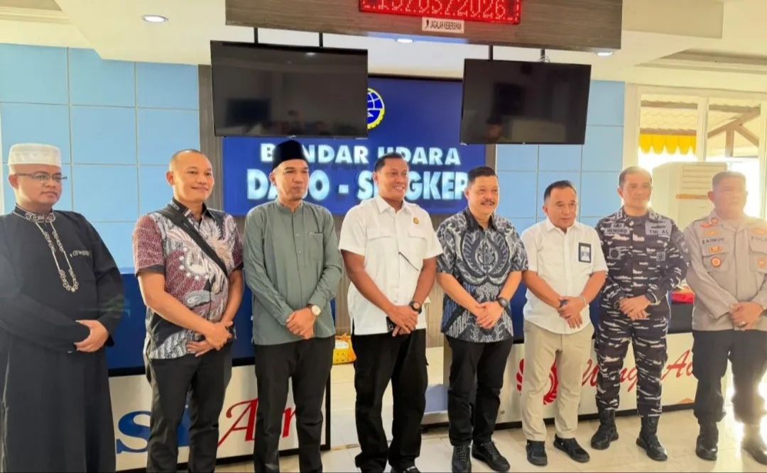 Wakil Bupati Lingga bersama Forkopimda mengantarkan kepulangan Kajati Kepri dari Bandara Dabo Singkep. Kunjungan kerja tersebut diharapkan memperkuat sinergi penegakan hukum dan pembangunan daerah | f. Diskominfo Lingga