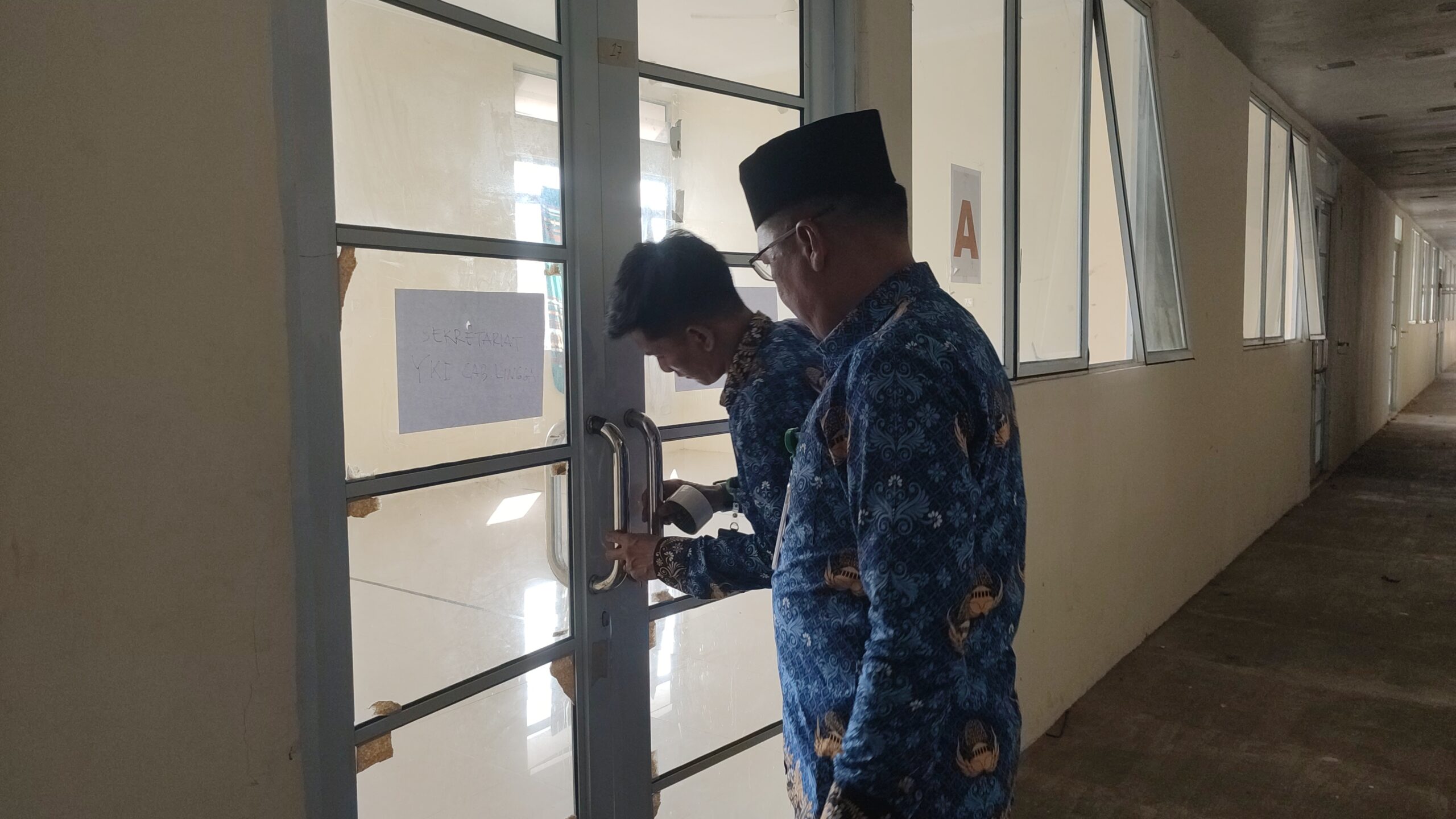 YKI Cabang Lingga bergerak cepat menyiapkan sekretariat di Implasement Timah Dabo Singkep sebagai pusat kegiatan edukasi dan pendampingan pasien kanker | f. Redaksi
