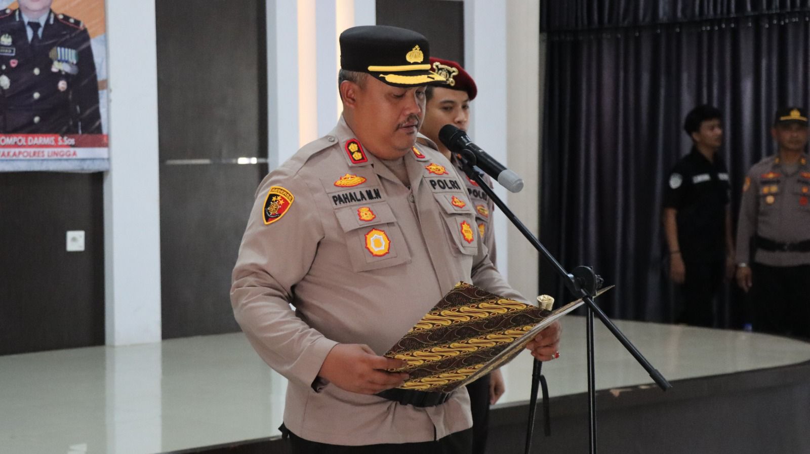 Kapolres Lingga AKBP Pahala Martua Nababan memimpin serah terima jabatan tiga pejabat strategis. Rotasi ini bagian dari penyegaran organisasi dan peningkatan pelayanan publik | fRedaksi