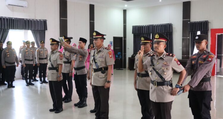 Kapolres Lingga AKBP Pahala Martua Nababan memimpin serah terima jabatan tiga pejabat strategis. Rotasi ini bagian dari penyegaran organisasi dan peningkatan pelayanan publik | f Redaksi