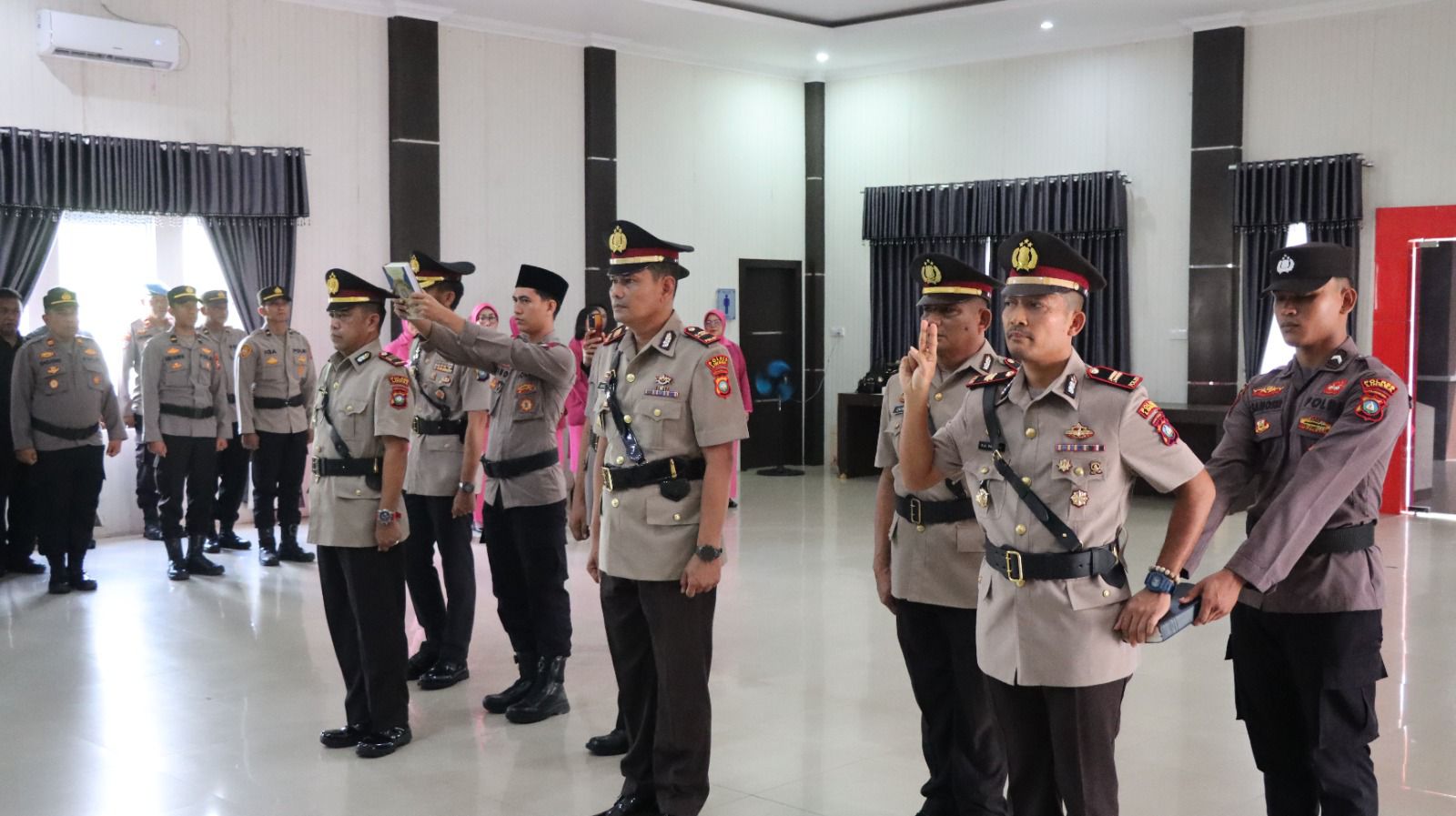 Kapolres Lingga AKBP Pahala Martua Nababan memimpin serah terima jabatan tiga pejabat strategis. Rotasi ini bagian dari penyegaran organisasi dan peningkatan pelayanan publik | f Redaksi