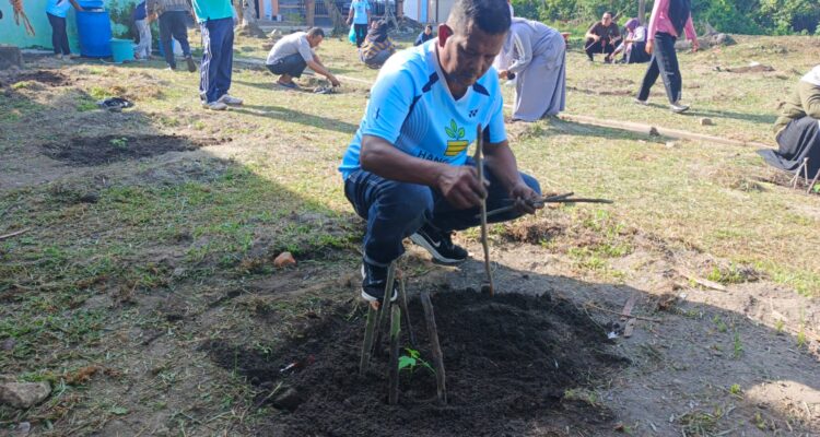 Disperindagkop UKM Lingga menanam 52 pohon kates dengan melibatkan seluruh pegawai. Program ini bertujuan memperkuat ketahanan pangan dan mendukung kebutuhan bahan baku MBG | f. Wandy