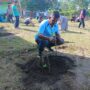 Disperindagkop UKM Lingga menanam 52 pohon kates dengan melibatkan seluruh pegawai. Program ini bertujuan memperkuat ketahanan pangan dan mendukung kebutuhan bahan baku MBG | f. Wandy