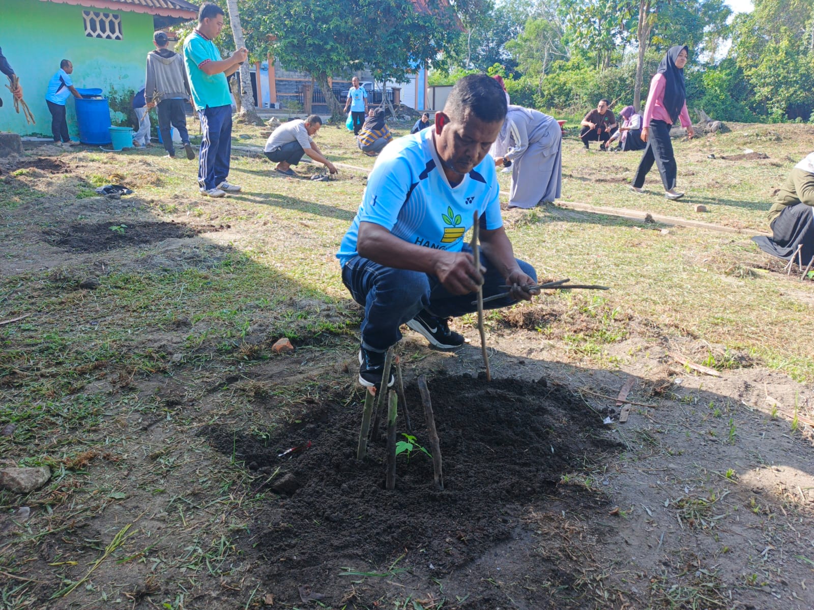Disperindagkop UKM Lingga menanam 52 pohon kates dengan melibatkan seluruh pegawai. Program ini bertujuan memperkuat ketahanan pangan dan mendukung kebutuhan bahan baku MBG | f. Wandy