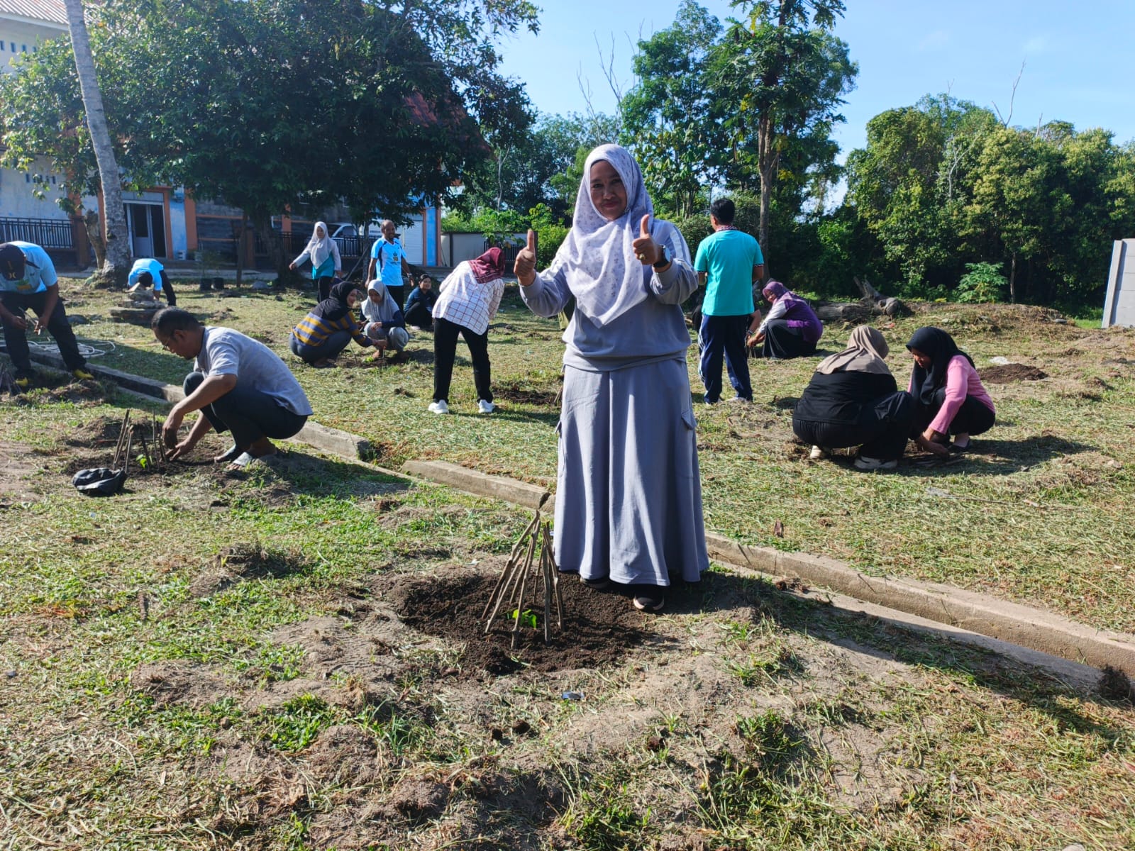 Disperindagkop UKM Lingga menanam 52 pohon kates dengan melibatkan seluruh pegawai. Program ini bertujuan memperkuat ketahanan pangan dan mendukung kebutuhan bahan baku MBG | f. Wandy