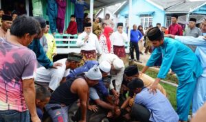 Bupati Nizar Sholat Idul Adha di Dusun Senempek, Serahkan Kurban dan Pererat Silaturahmi dengan Warga | f. Diskominfo Lingga