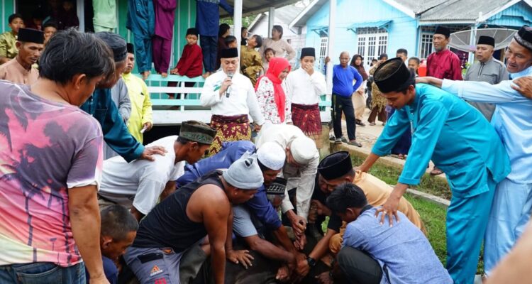Bupati Nizar Sholat Idul Adha di Dusun Senempek, Serahkan Kurban dan Pererat Silaturahmi dengan Warga | f. Diskominfo Lingga